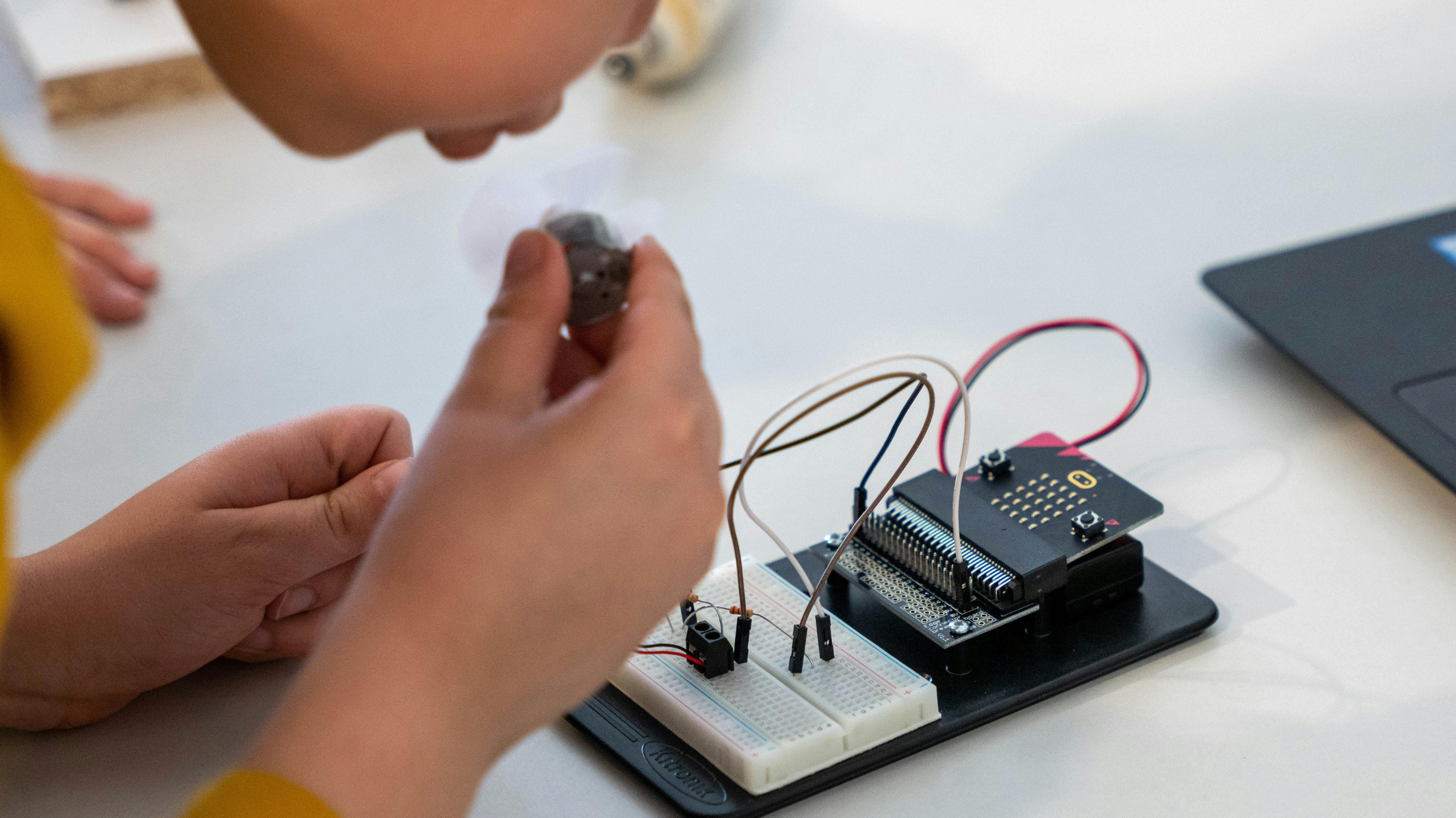 Why Kids Think STEM Is Difficult (And How Hands-On Learning Makes It Fun and Engaging)